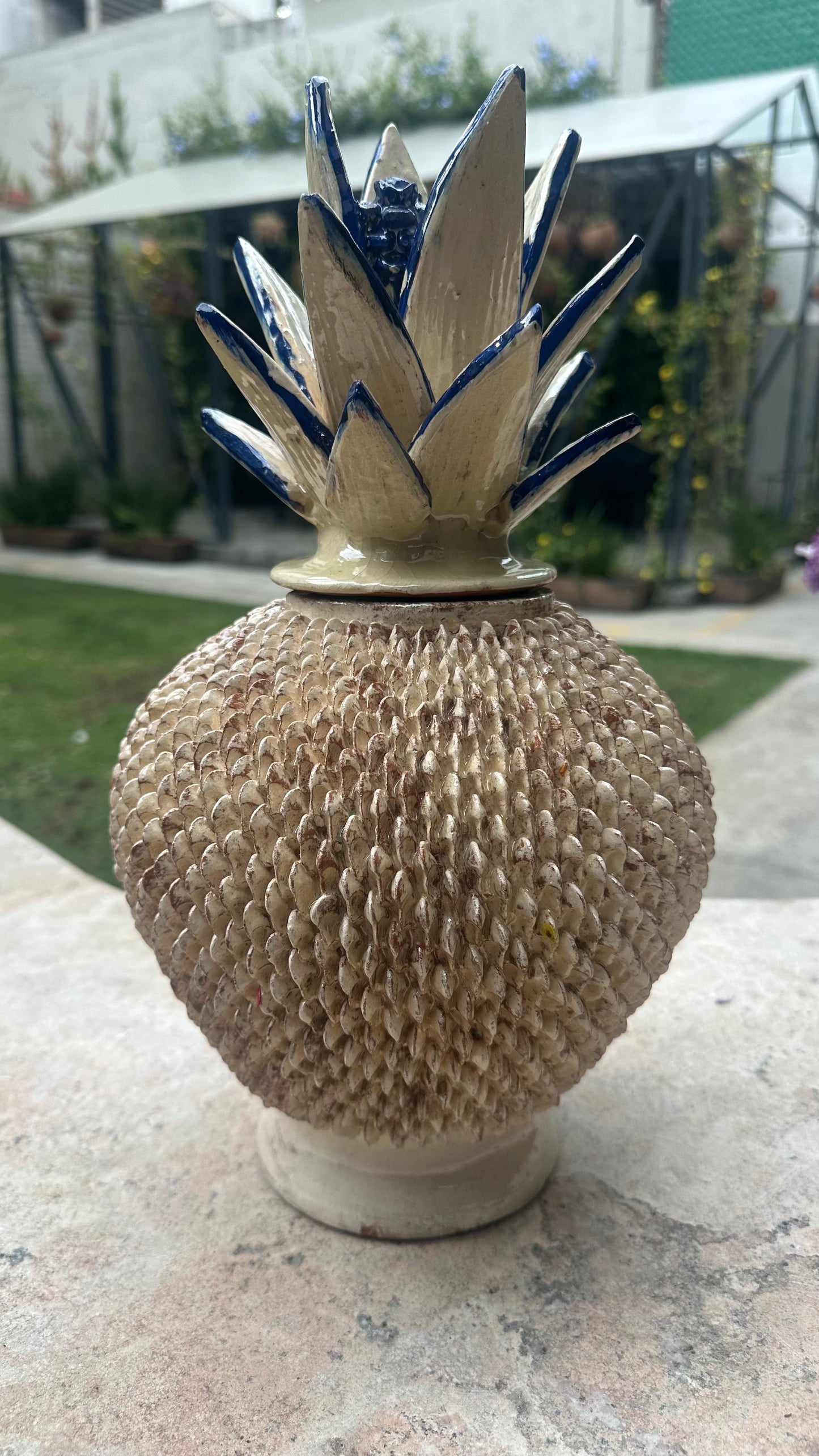 Piña esmaltada 40 cm, bicolor blanco/azul, óvalos