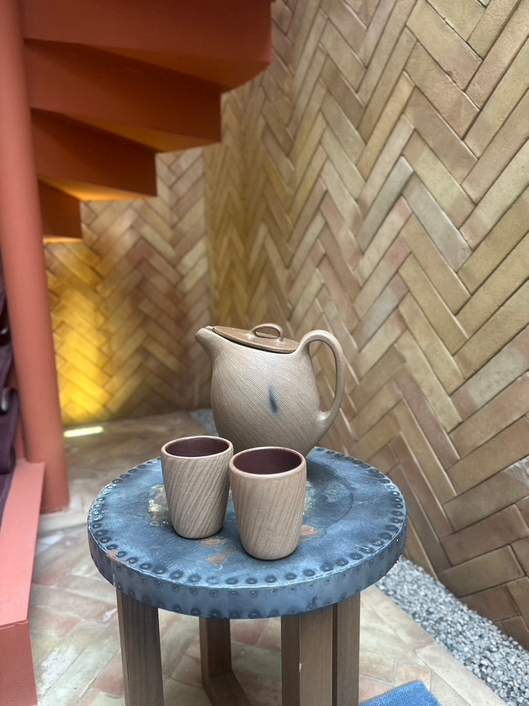 Juego de jarra ancha y dos vasos