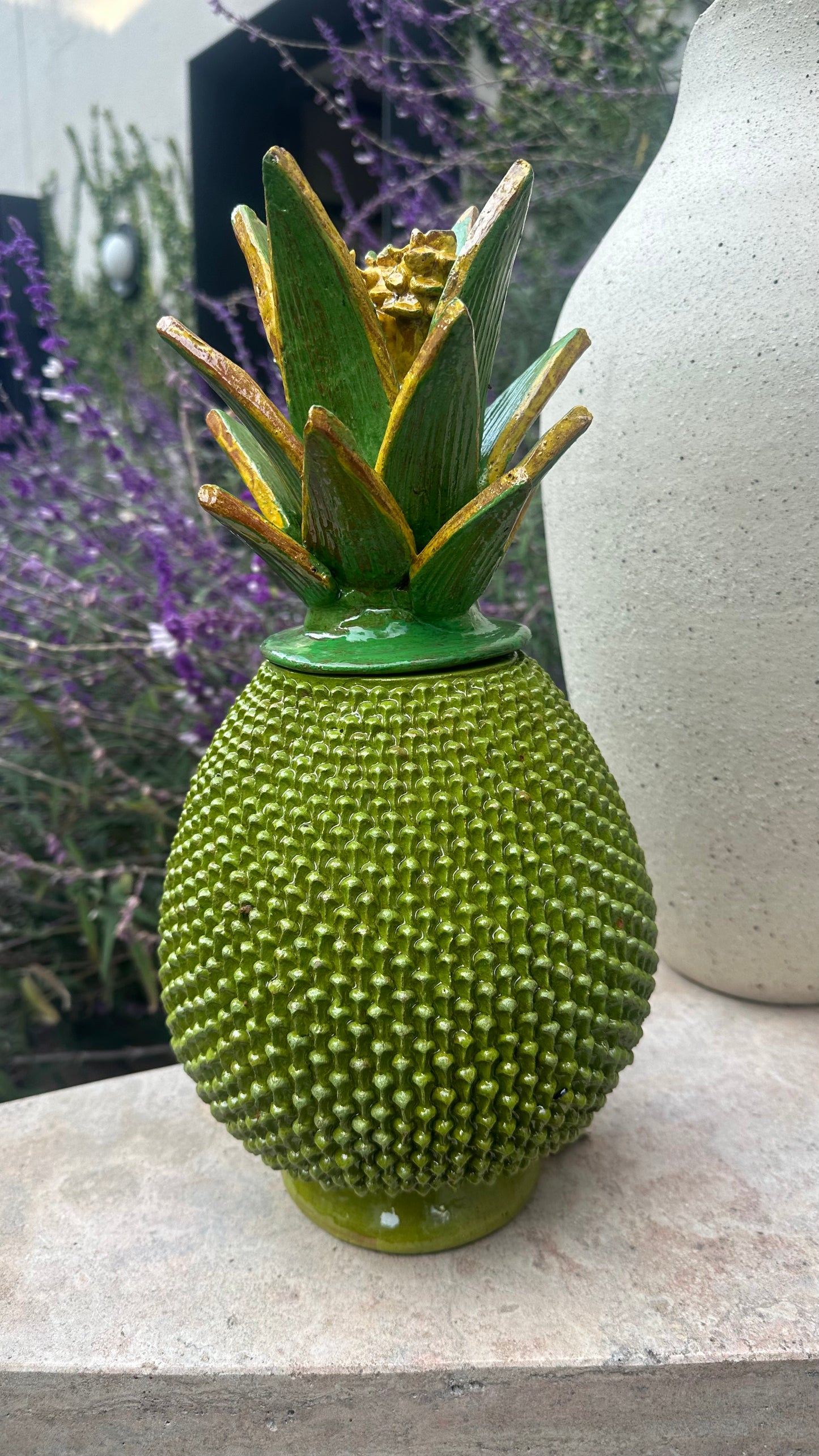 Piña esmaltada 40 cm, verde con copete detalle amarillo