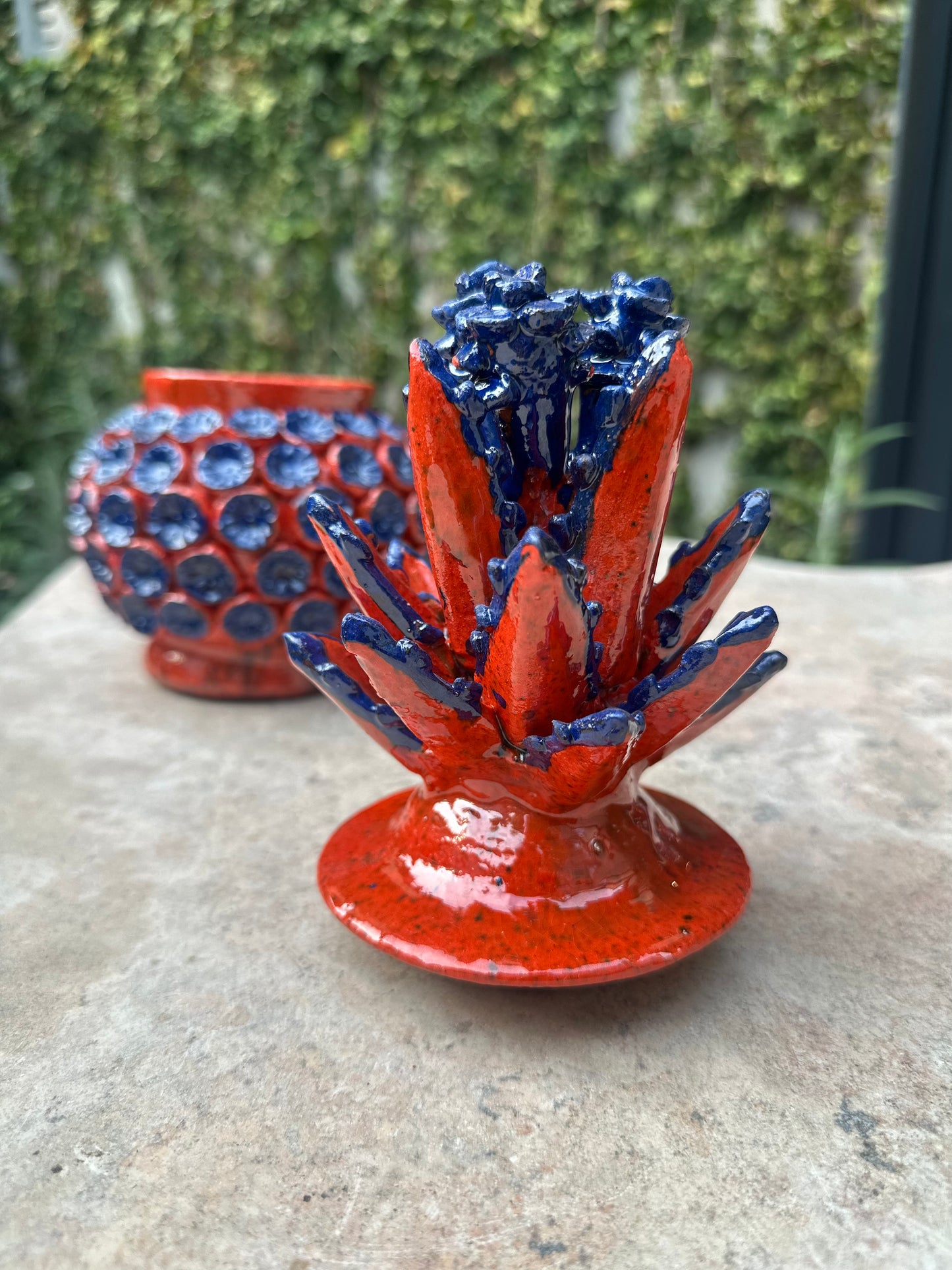 Piña esmaltada30 cm, bicolor naranja/azul, flor