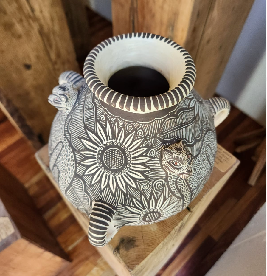 Jarrón Jaguar natural con café