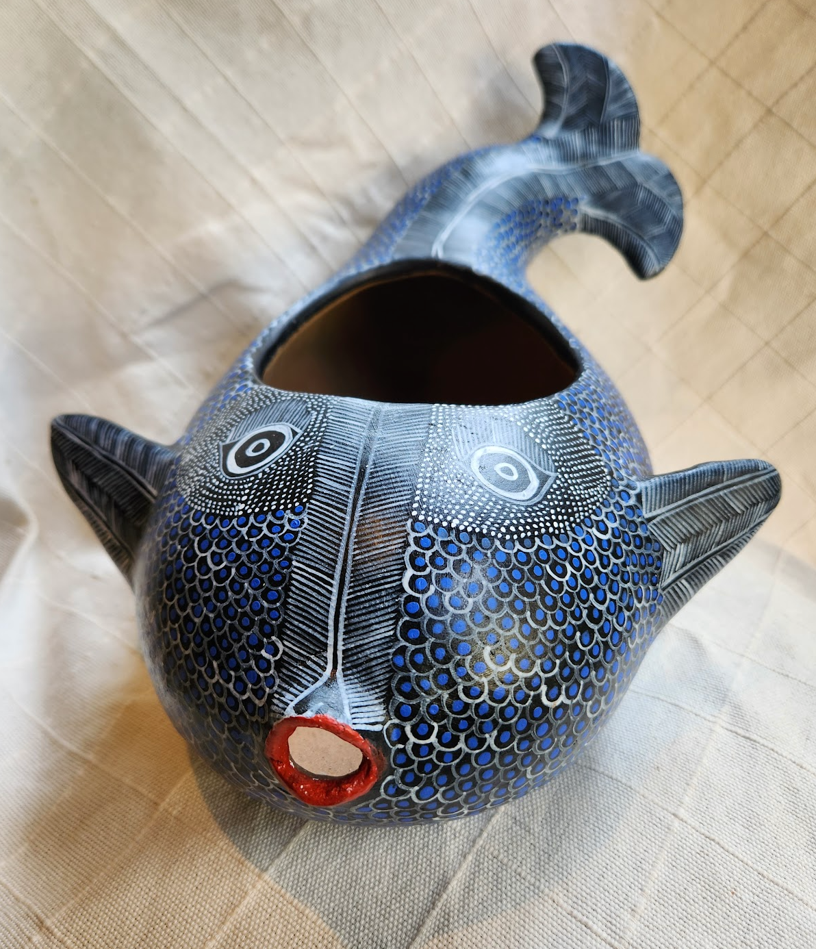 Ballena pintada con agujero