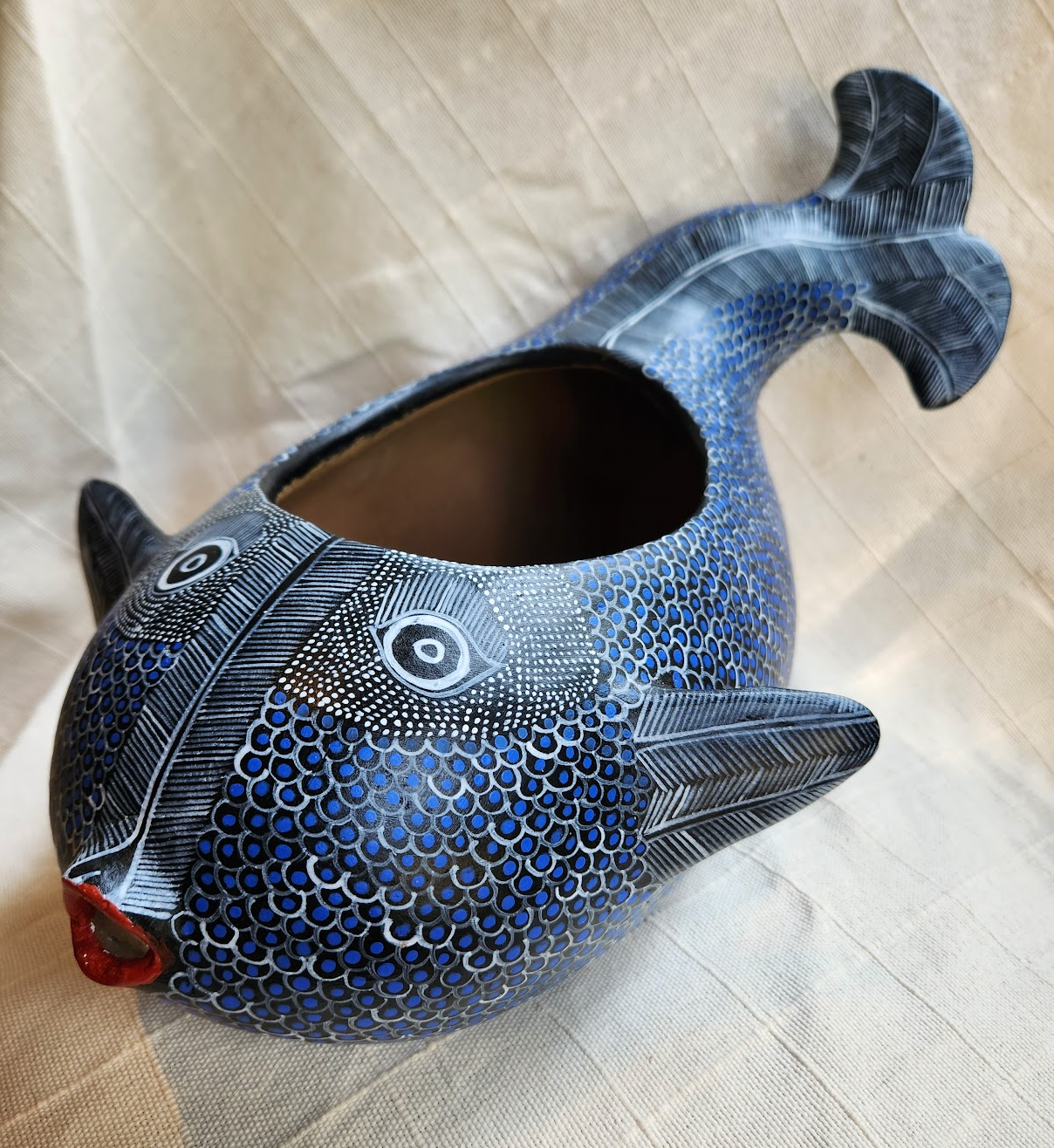 Ballena pintada con agujero
