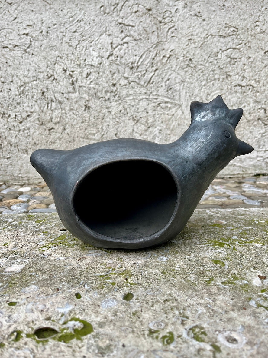 Gallina de barro porta huevos espacio lateral