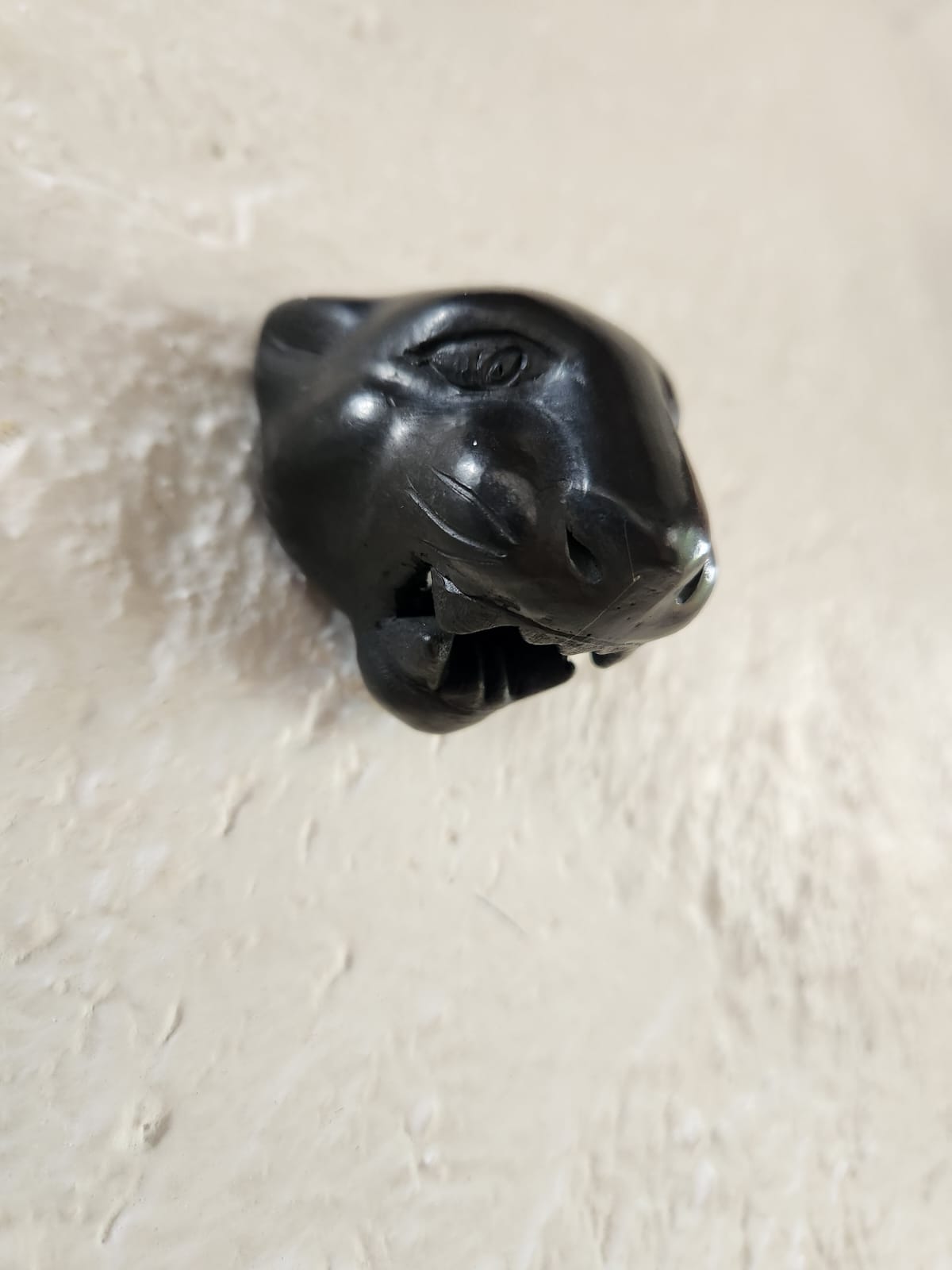 Mascaritas de jaguar talladas a mano