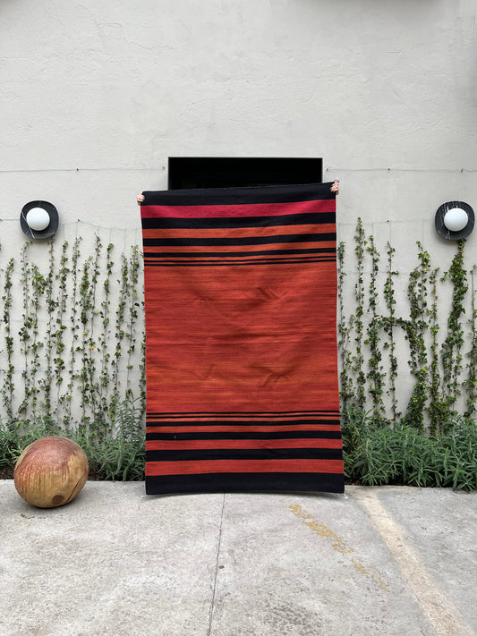 Tapete Grana Cochinilla con rayas negras