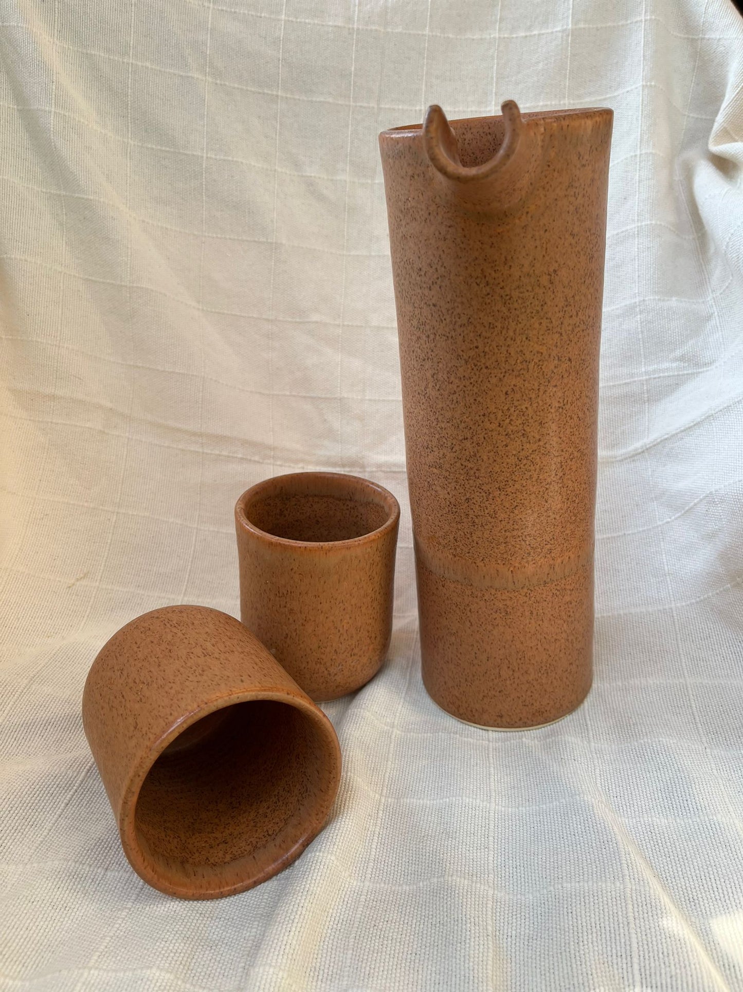 Juego de jarra y dos vasos