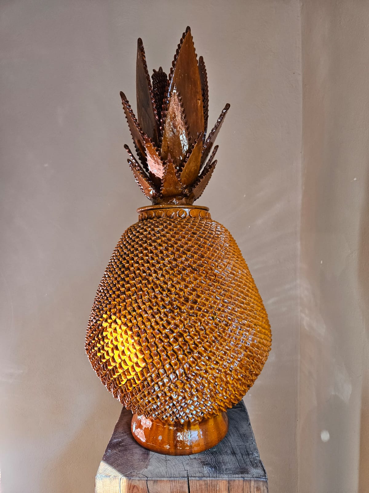 Piña esmaltada ocre, 70 cm