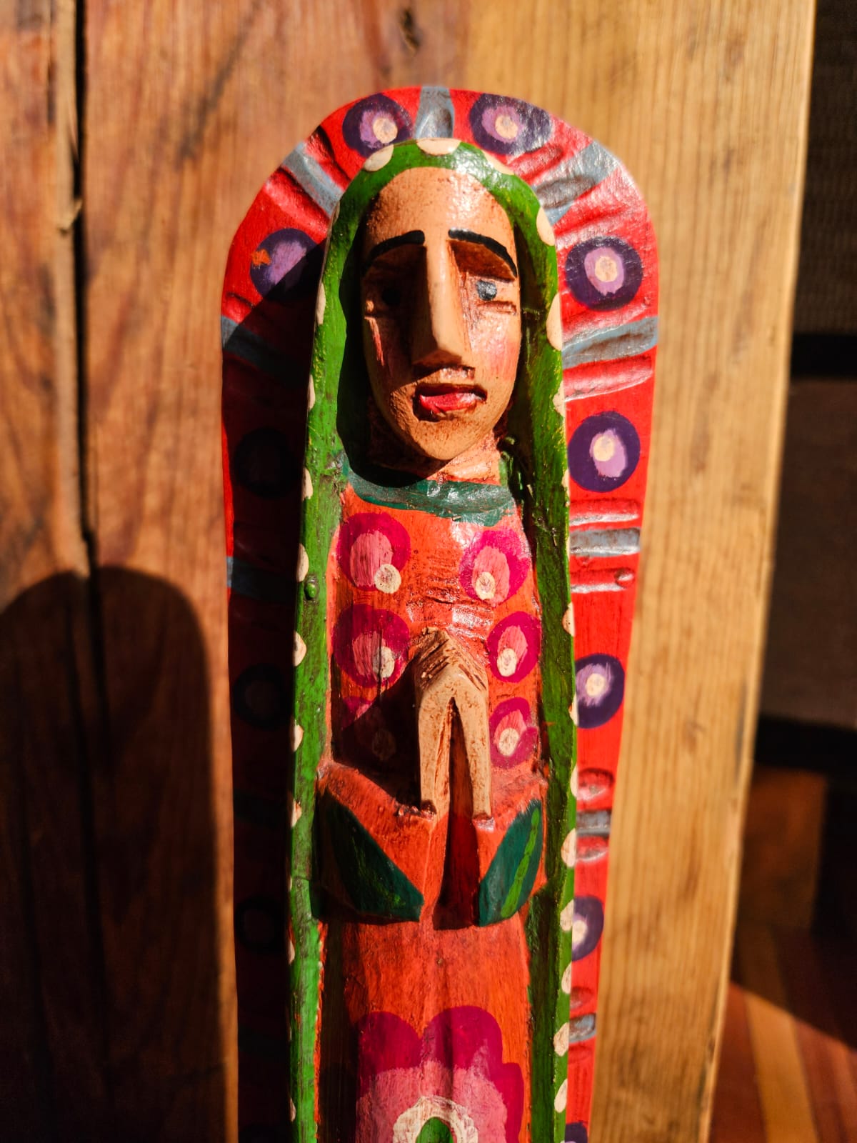 Virgen de madera tallada