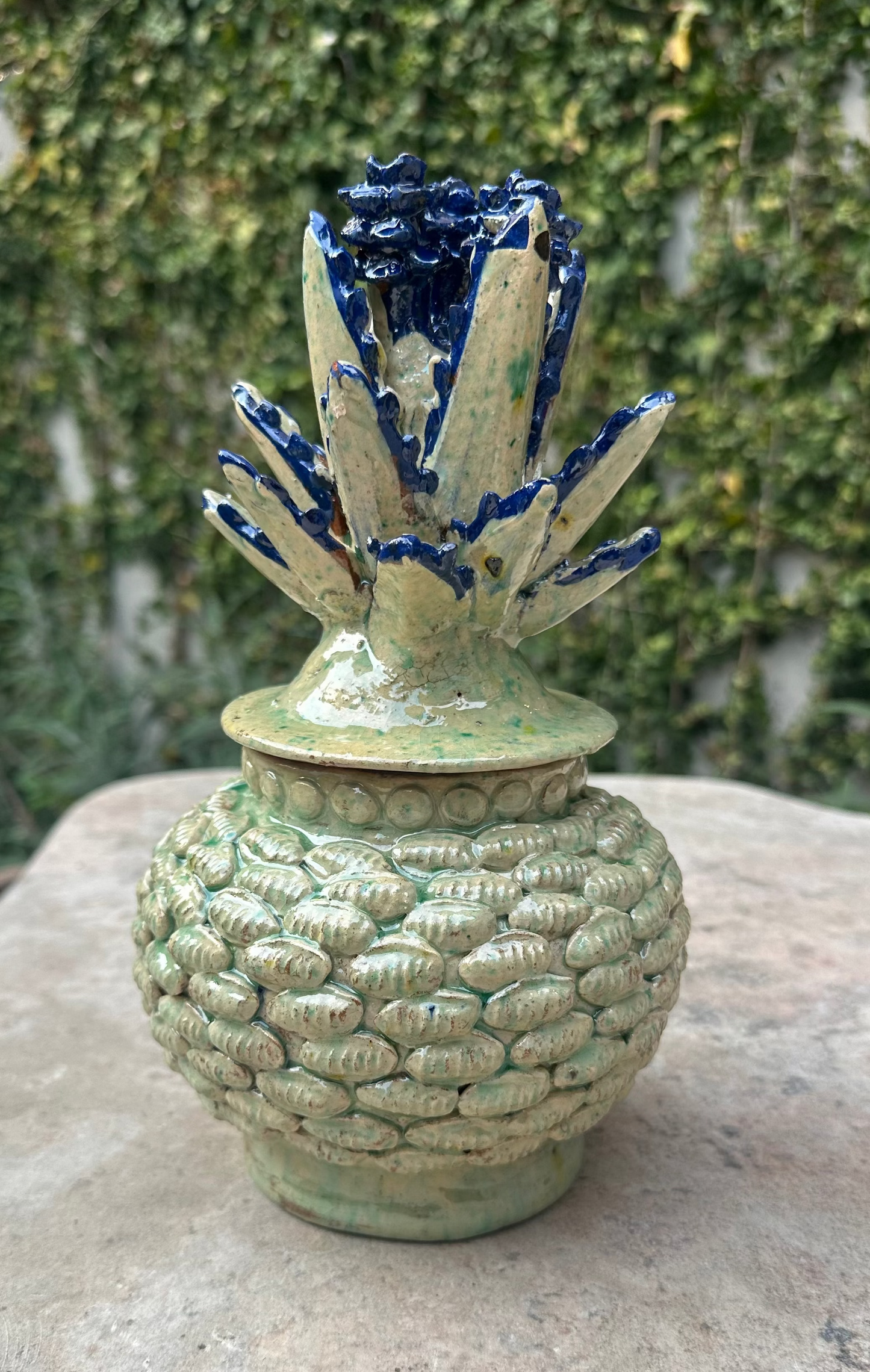 Piña esmaltada30 cm, bicolor blanco/azul, óvalos