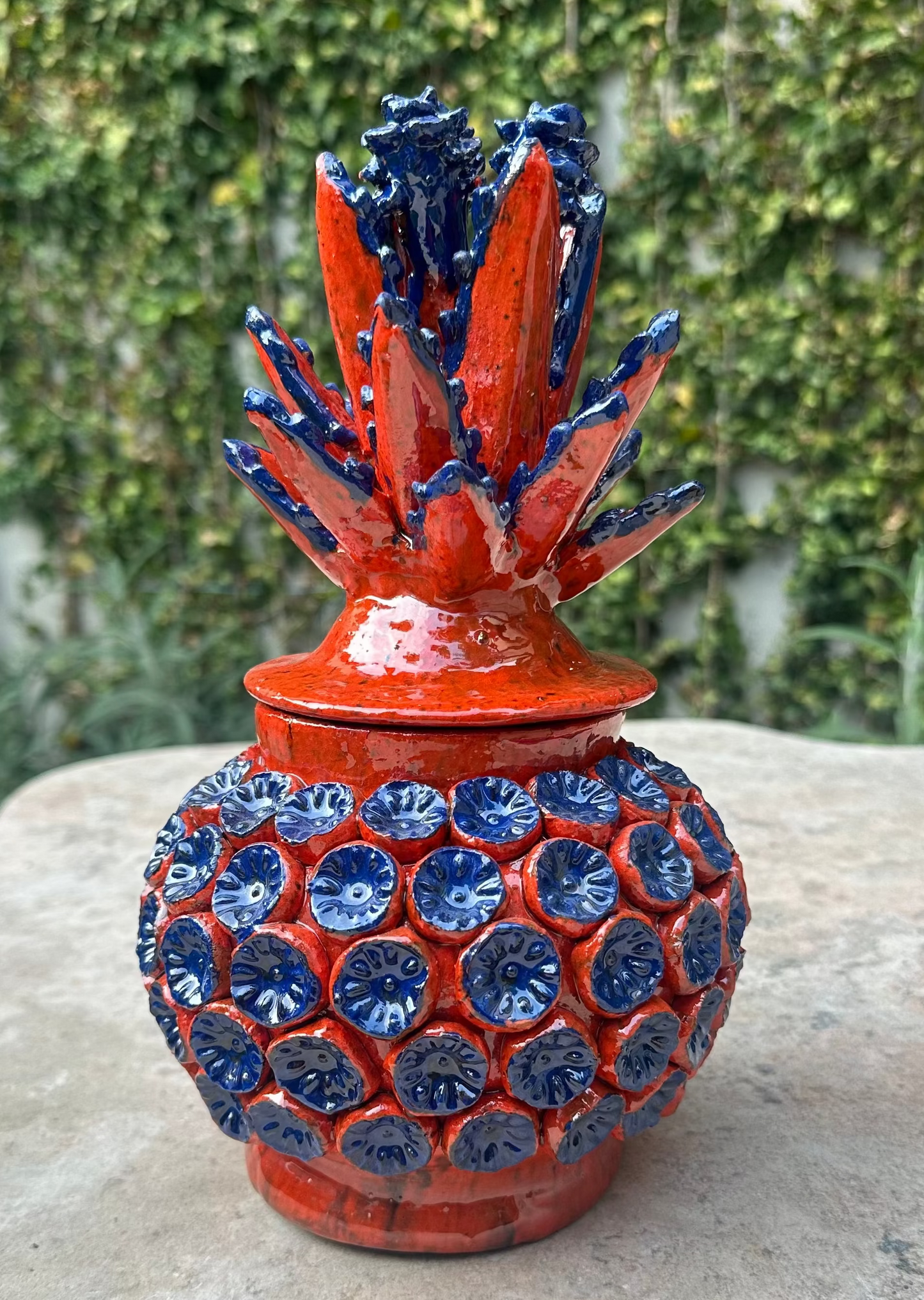 Piña esmaltada30 cm, bicolor naranja/azul, flor