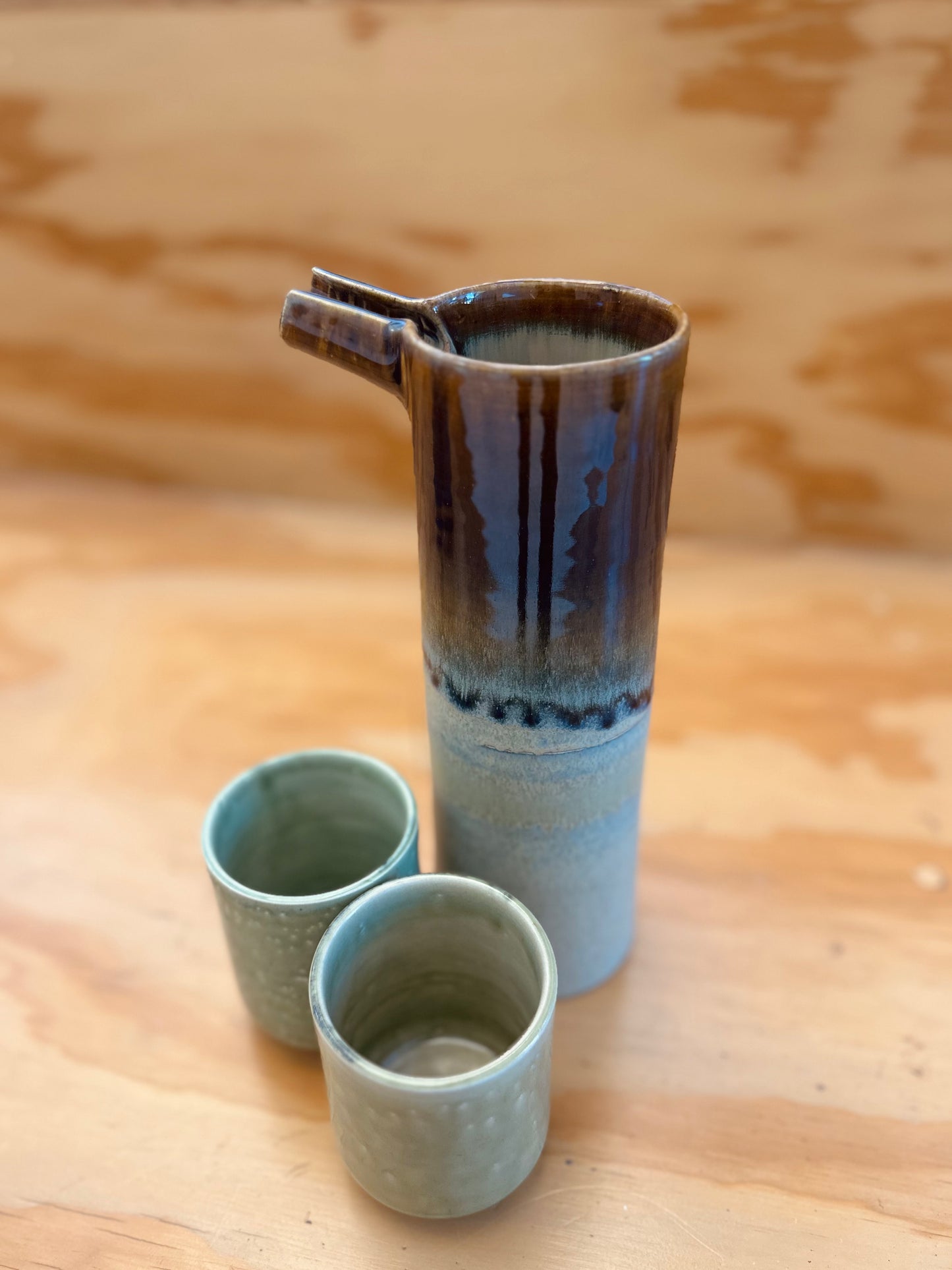 Juego de jarra y dos vasos