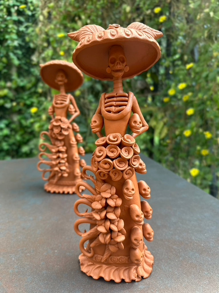 Par de Catrinas Comadres. Vestido de Cráneos