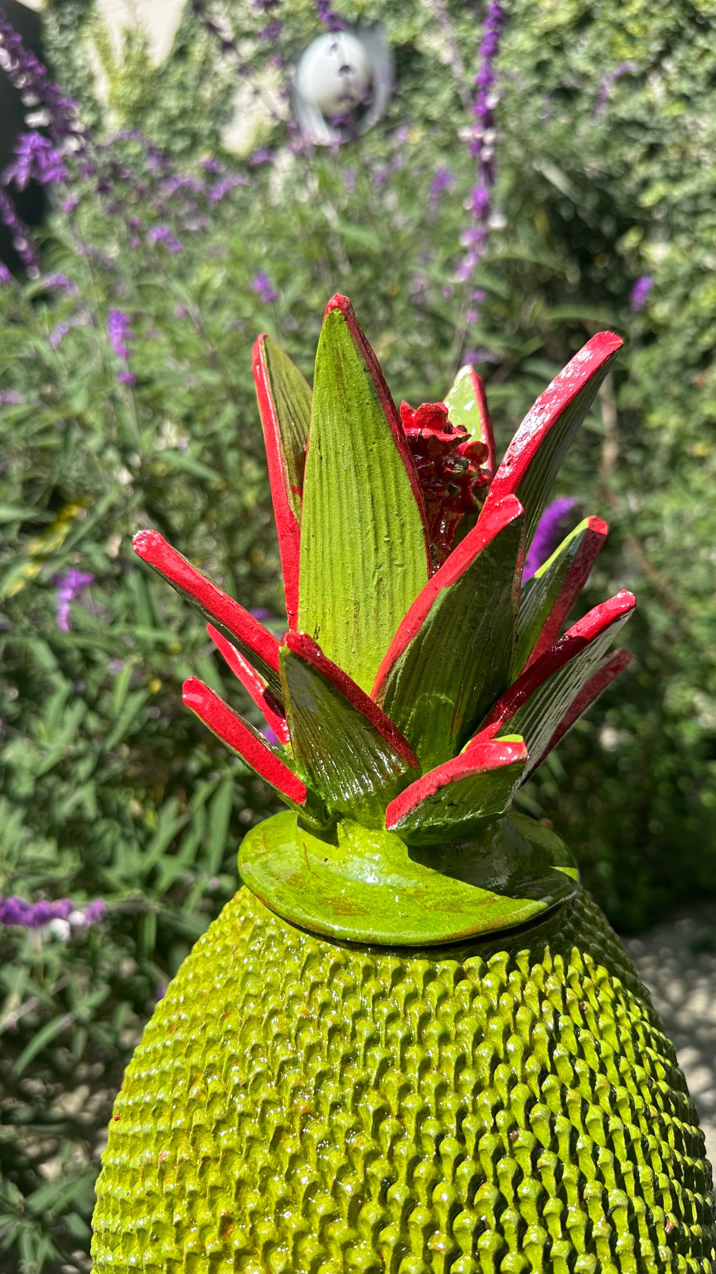 Piña esmaltada 40 cm, verde con copete detalle rojo