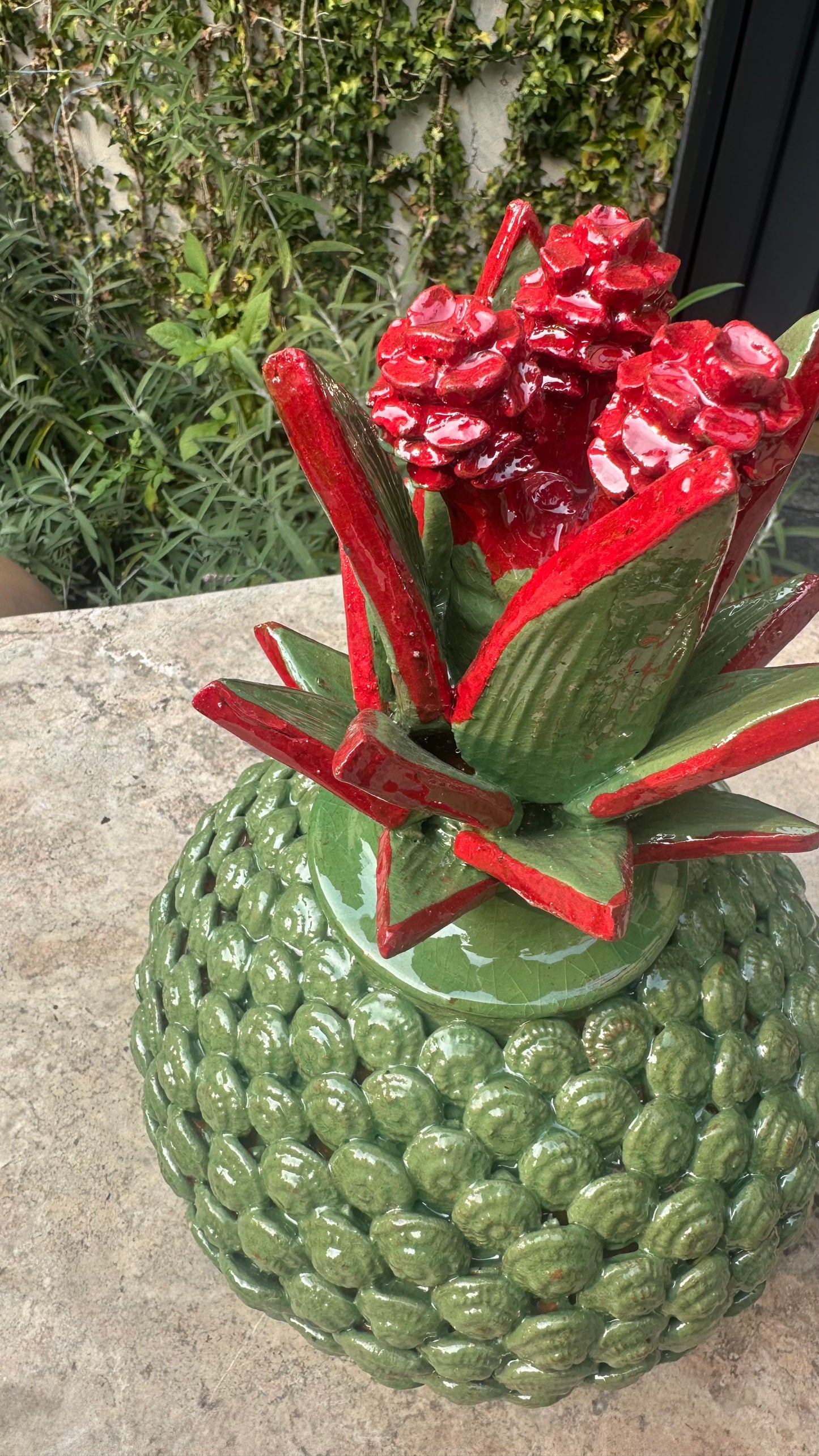 Piña esmaltada 40 cm, bicolor verde claro/rojo, caracol