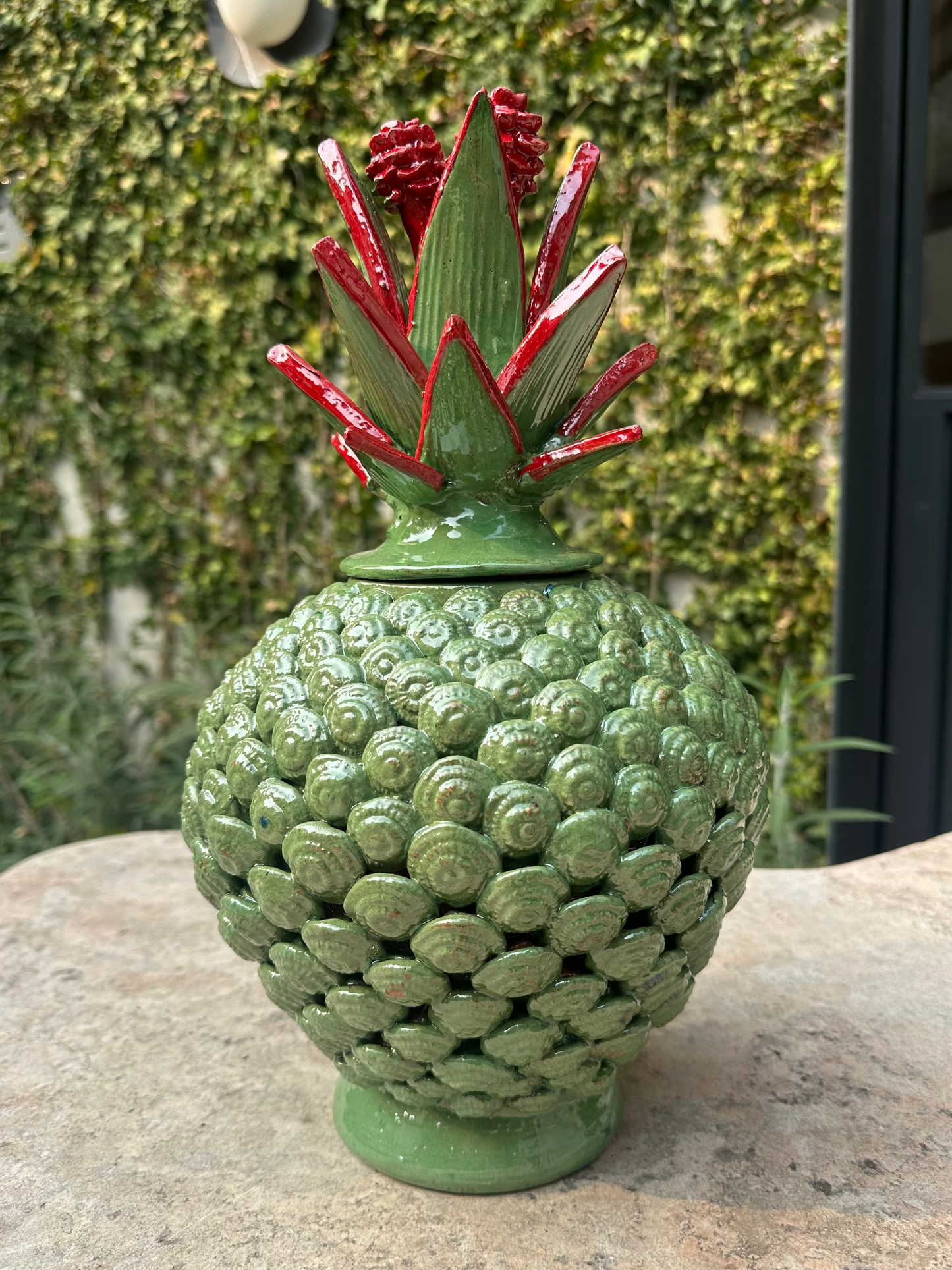 Piña esmaltada 40 cm, bicolor verde claro/rojo, caracol