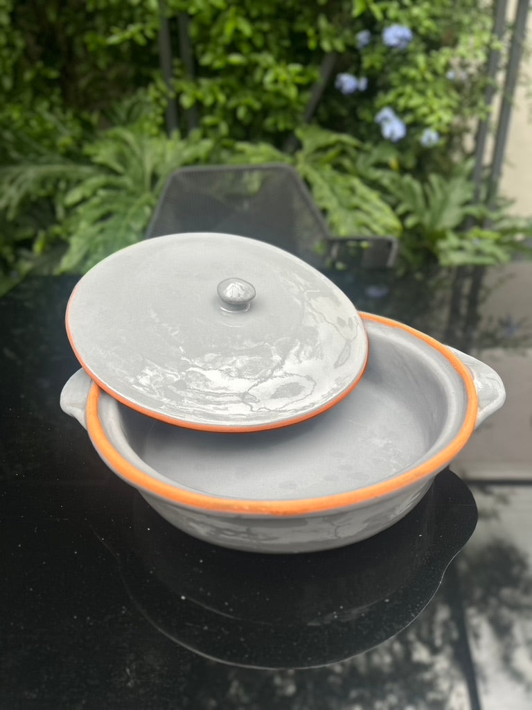 Arrocera o cazuela gris con borde terracota al natural