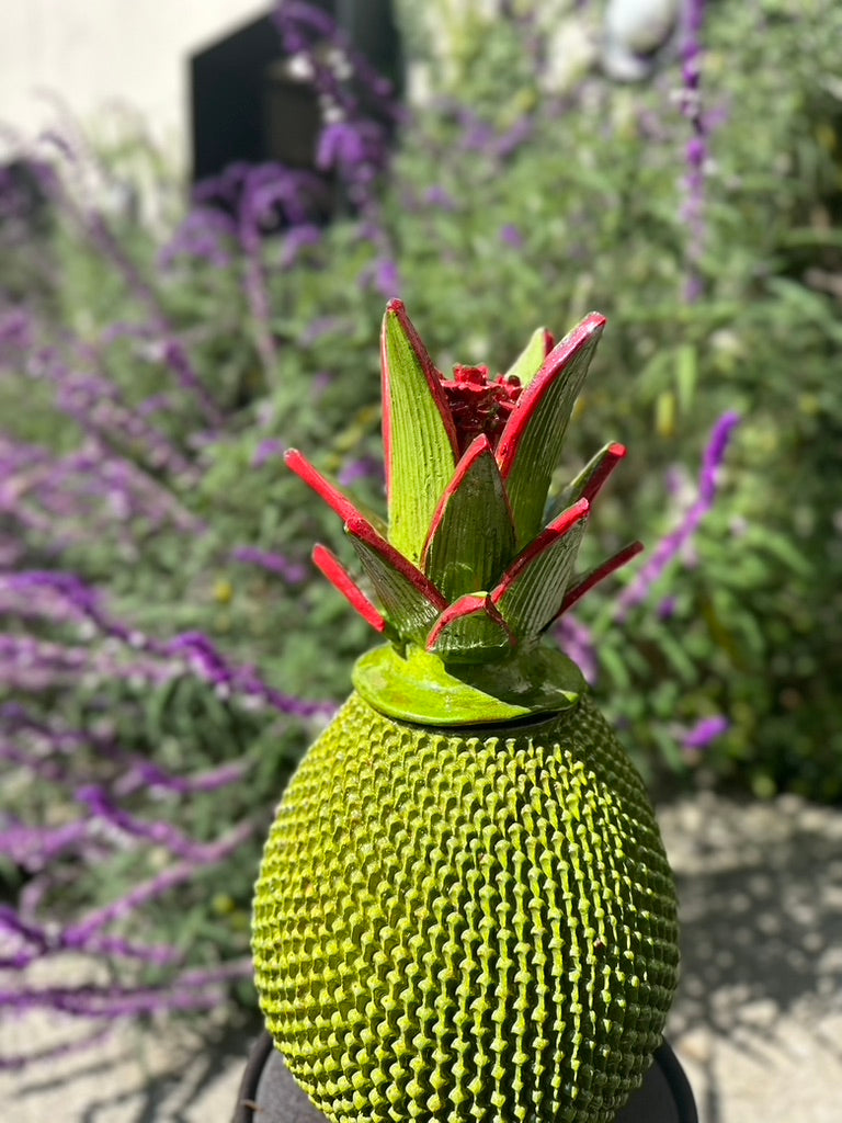 Piña esmaltada 40 cm, verde con copete detalle rojo