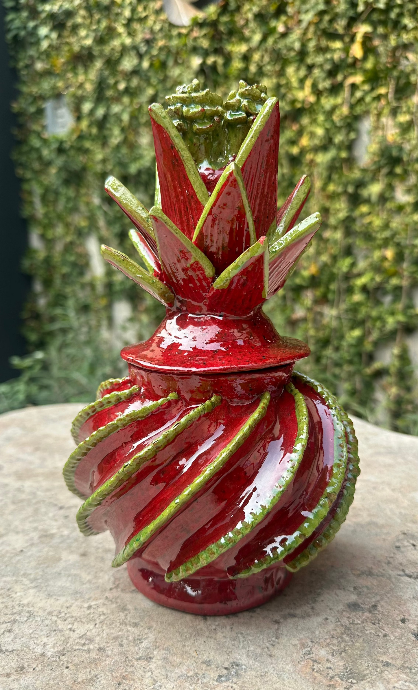 Piña esmaltada30 cm, bicolor rojo/verde, espiral