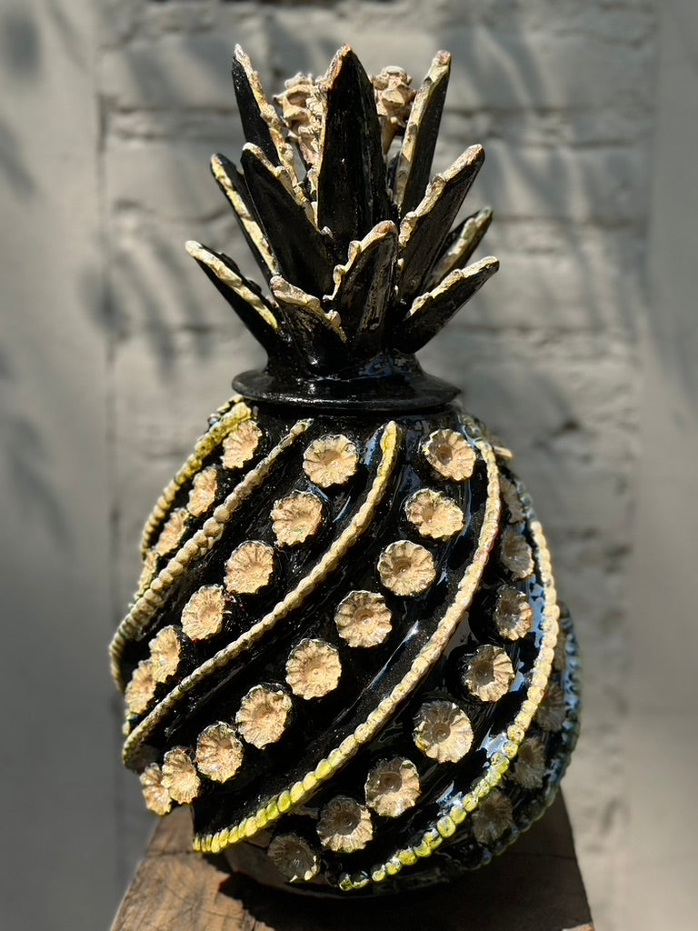 Piña esmaltada 40 cm, bicolor negro/blanco, espiral y flor