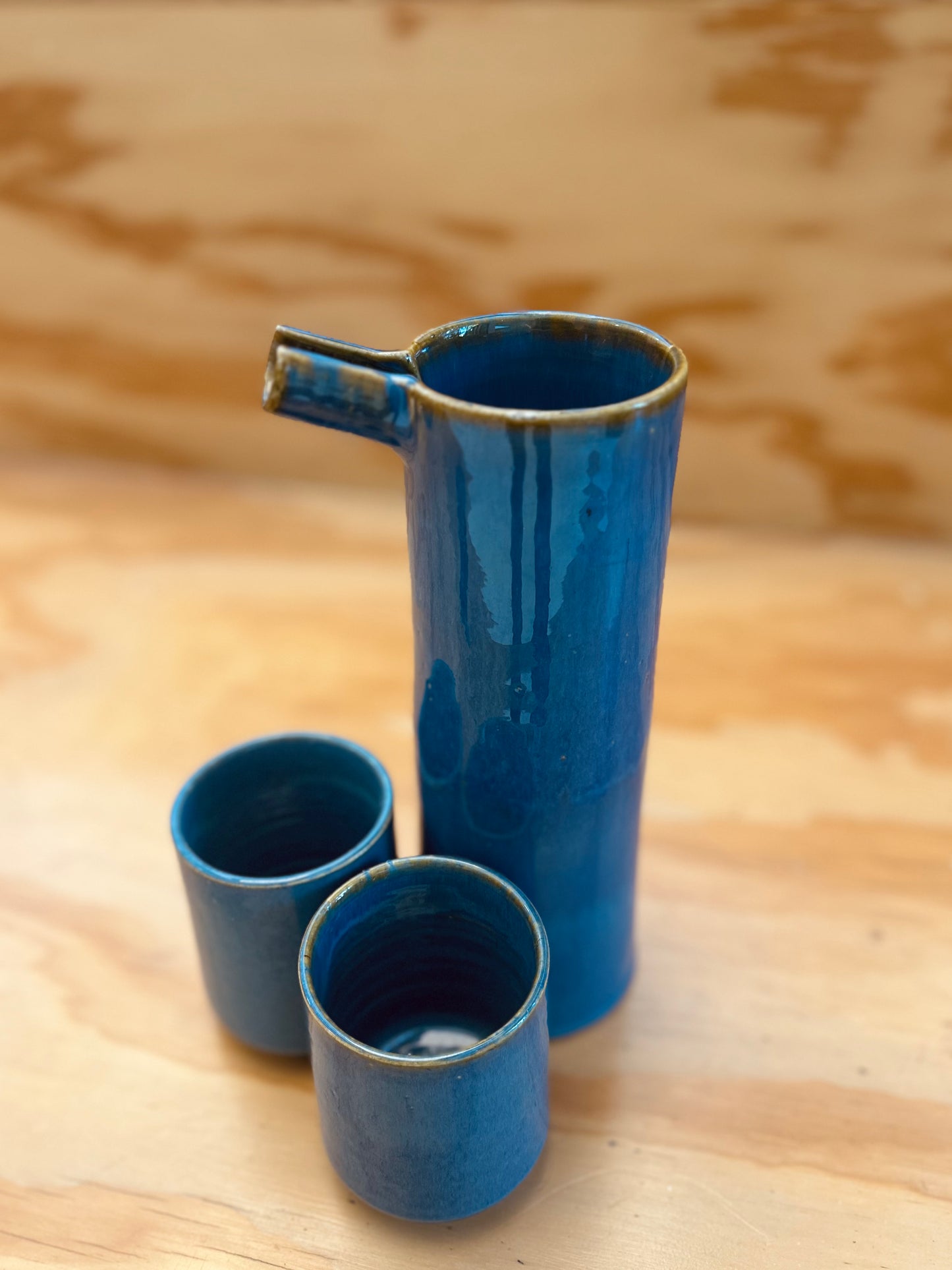 Juego de jarra y dos vasos