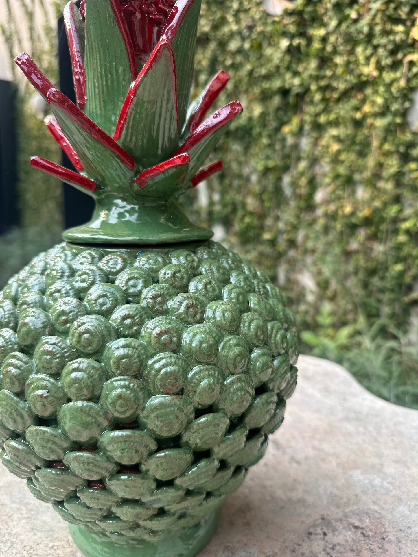 Piña esmaltada 40 cm, bicolor verde claro/rojo, caracol
