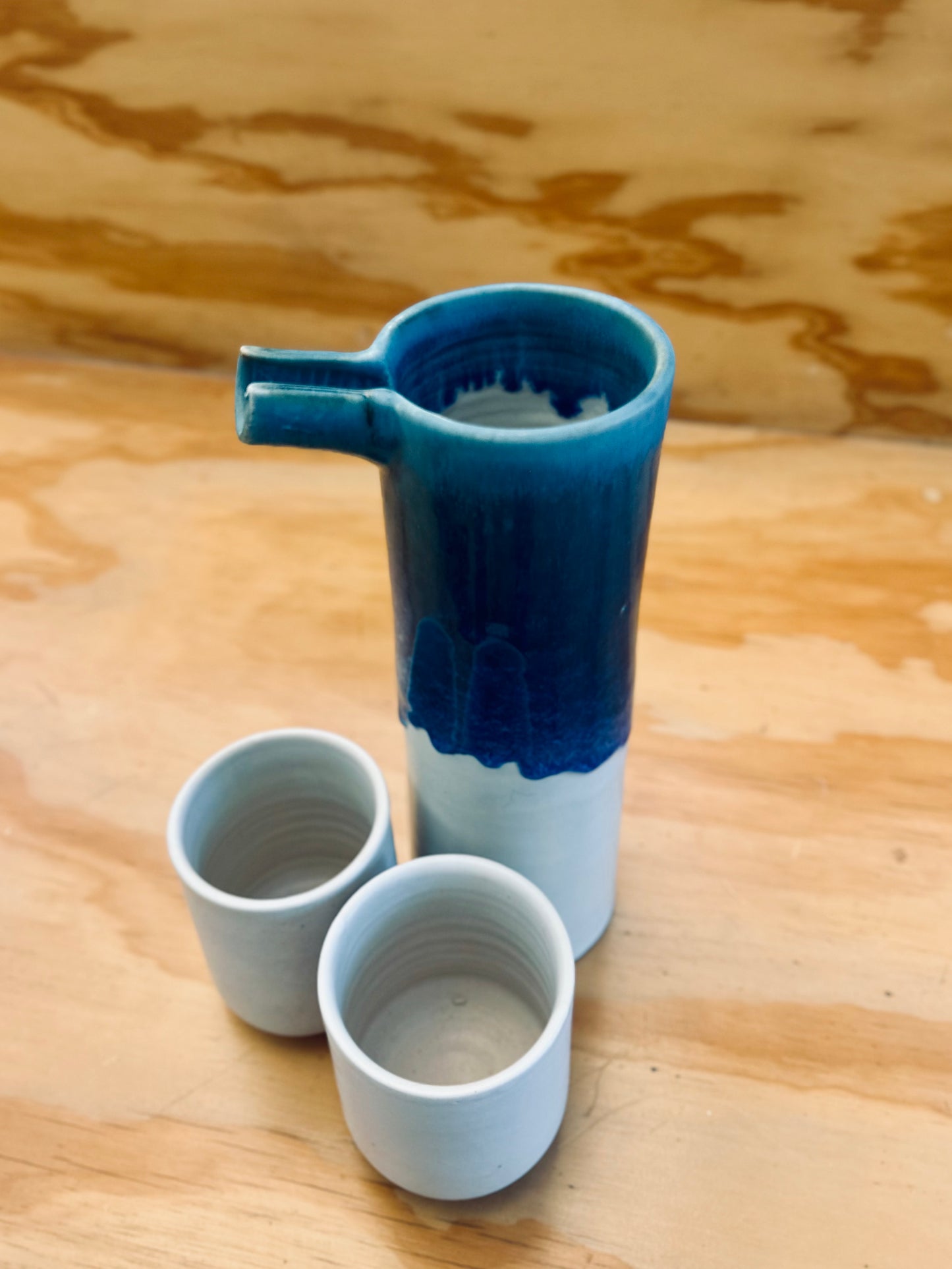 Juego de jarra y dos vasos