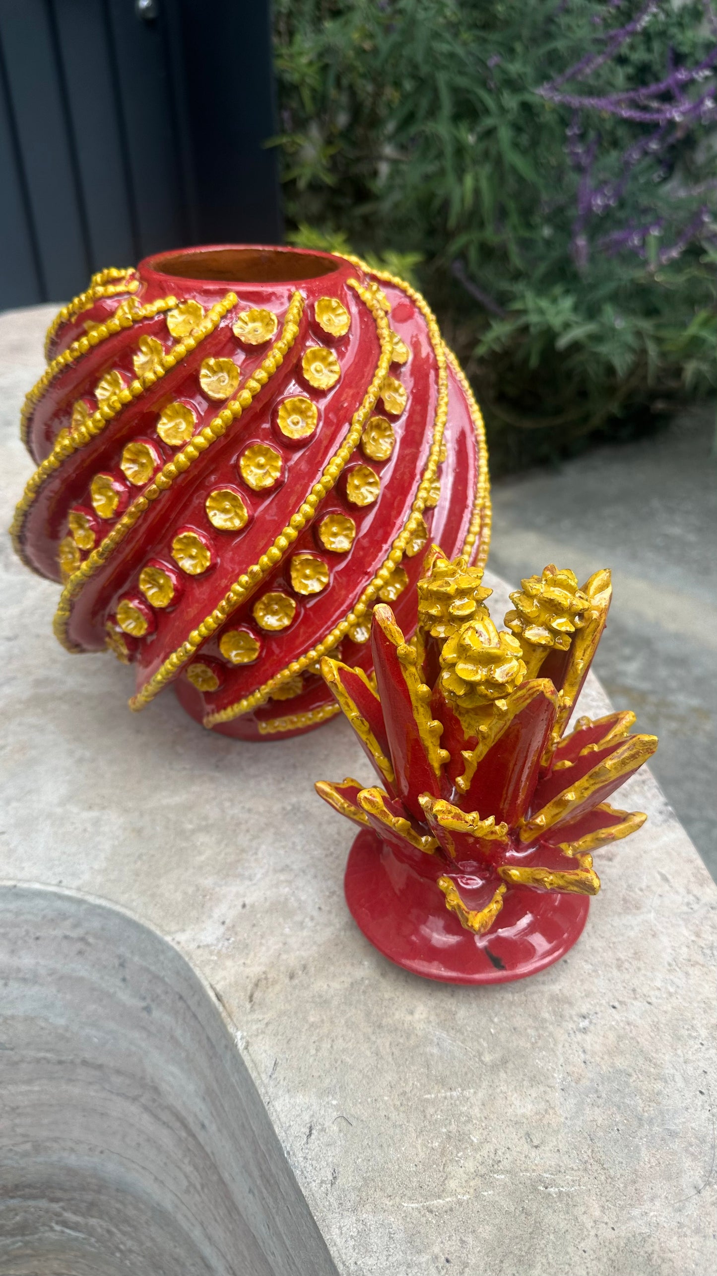 Piña esmaltada 40 cm, bicolor rojo/amarillo, espiral y flor