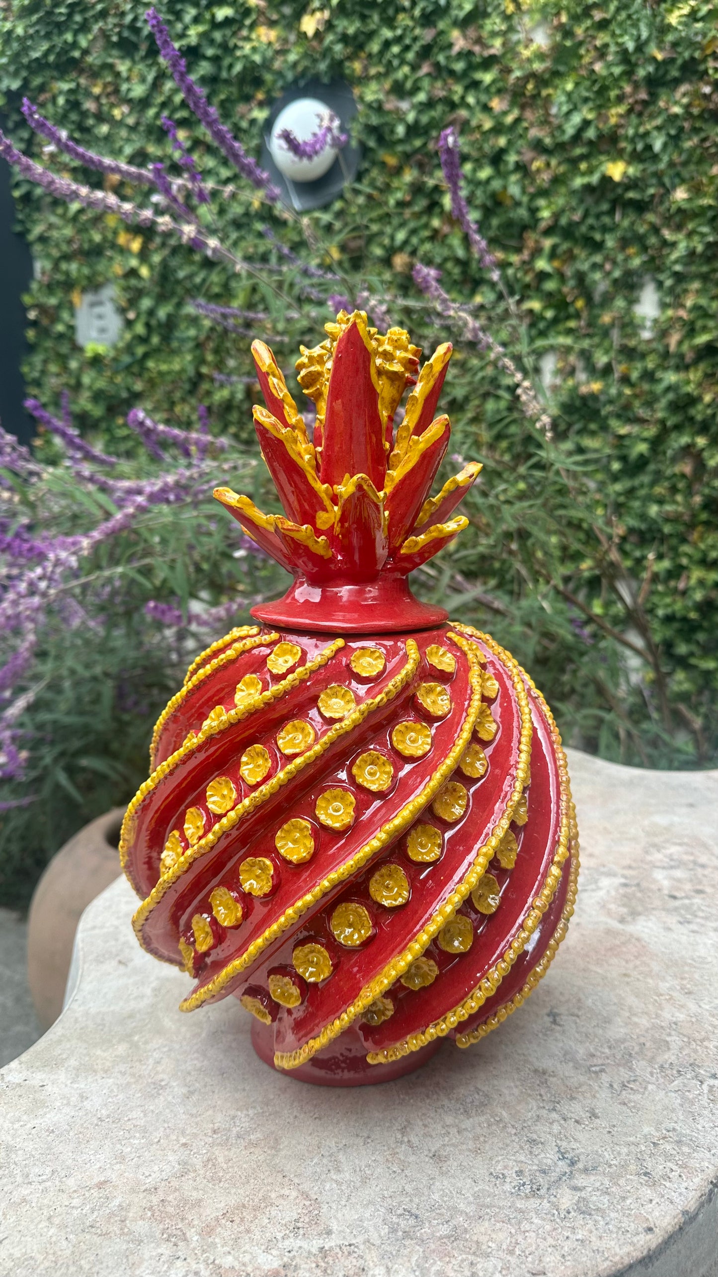 Piña esmaltada 40 cm, bicolor rojo/amarillo, espiral y flor