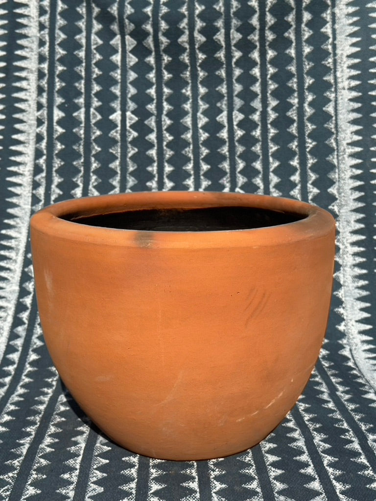 Maceta esférica de barro