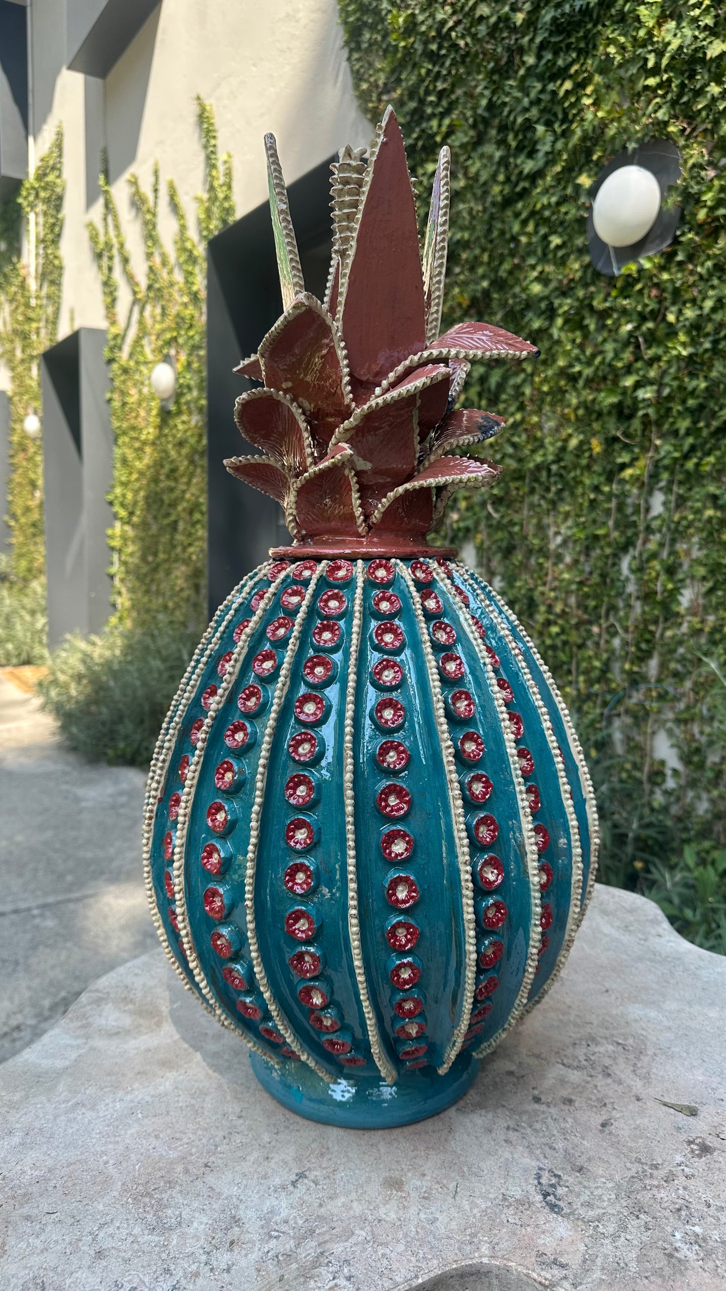 Piña esmaltada 70 cm, tricolor: base azul/rojo/blanco y cabezal rosa/blanco